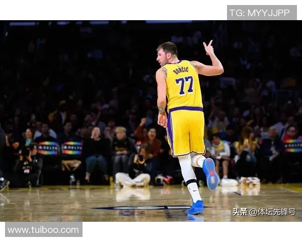 2020年NBA季后赛火箭对湖人首场较量精彩回顾与赛后分析